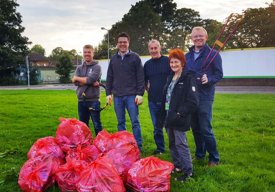 image of a litter pick taking place